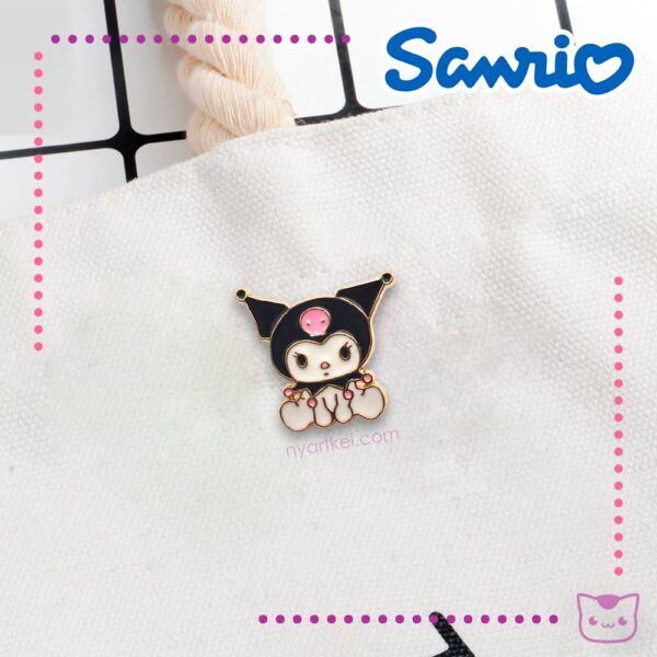 Pin Sanrio Kuromi Sentada